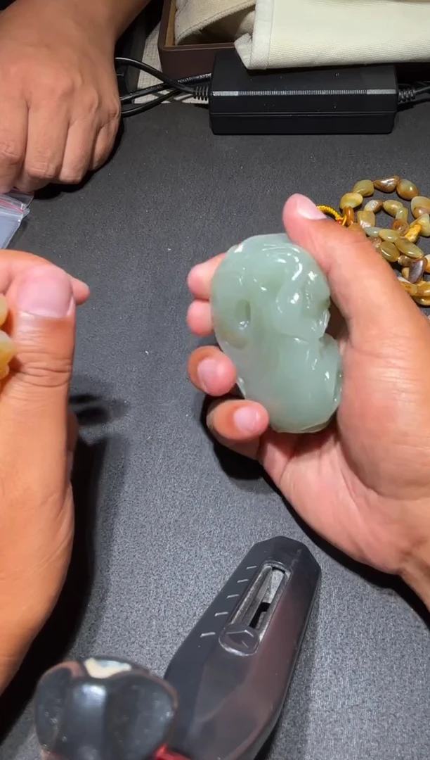未镶嵌和田玉（糖玉）挂件和田玉