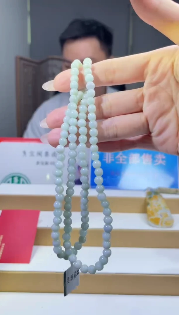 翡翠未镶嵌颈饰翡翠未镶嵌颈饰多样性发其一