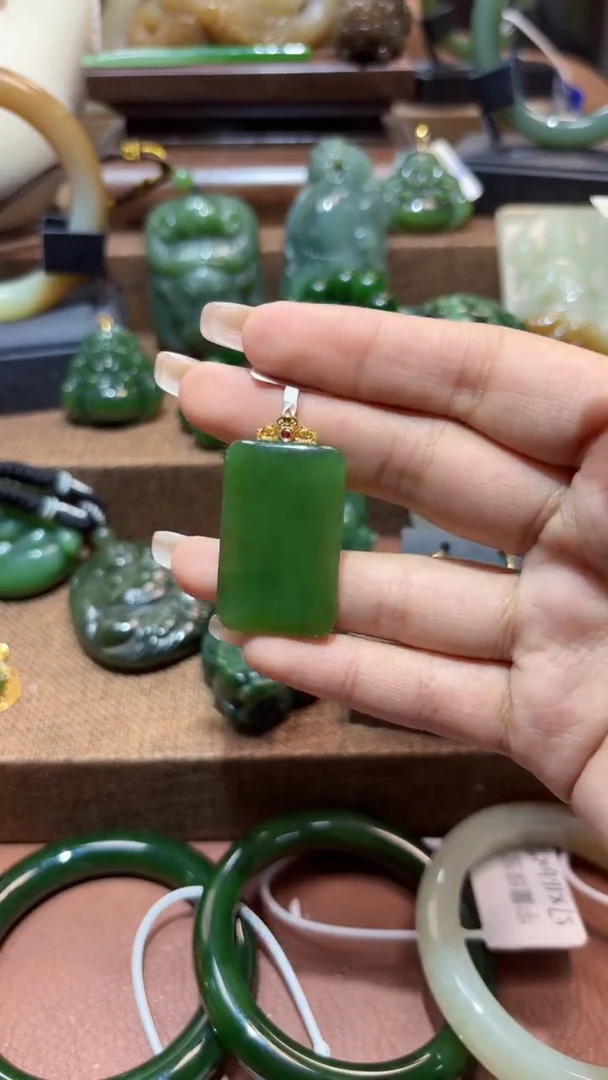颈饰18K金镶嵌和田玉（碧玉）1