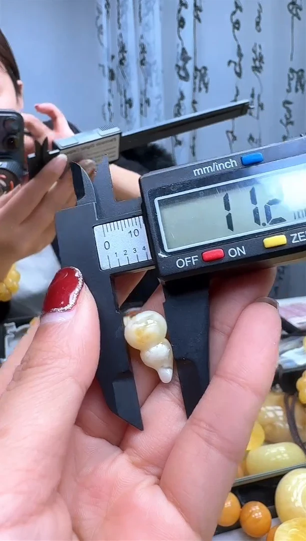 【闪购商品】琥珀裸石未镶嵌葫芦