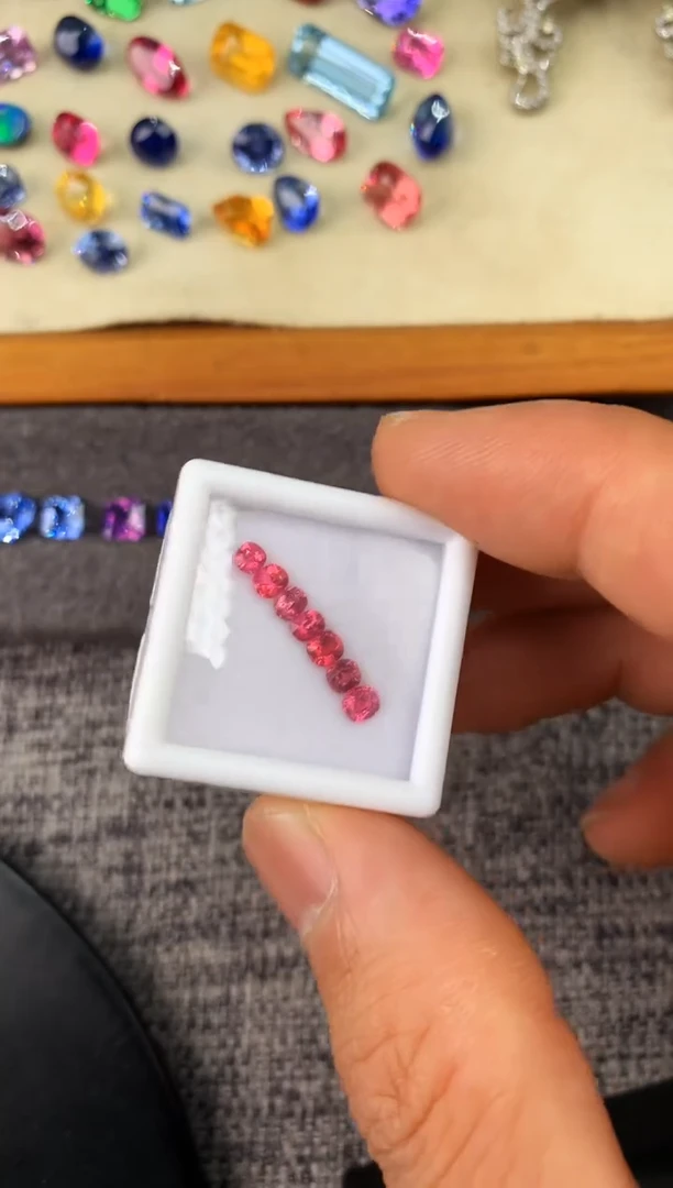 未镶嵌裸石定制尖晶石枕型 高色色调 1ct+