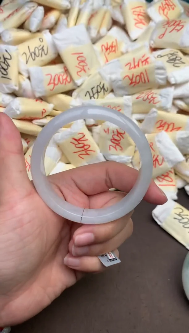 翡翠手镯未镶嵌— 圈口58