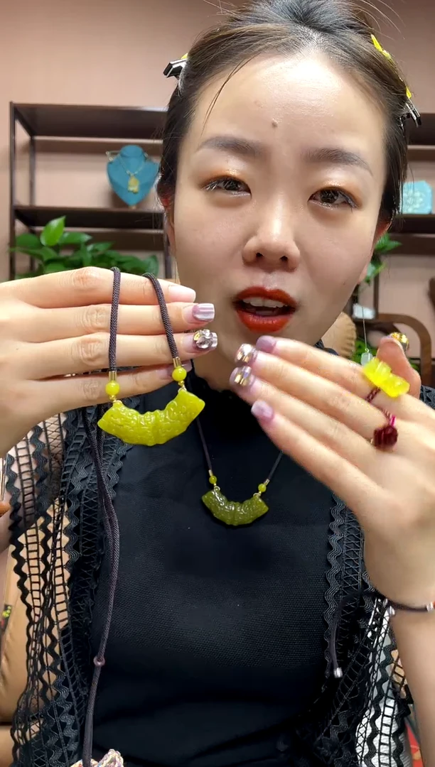 岫玉未镶嵌吊坠多样性发货发其中之一