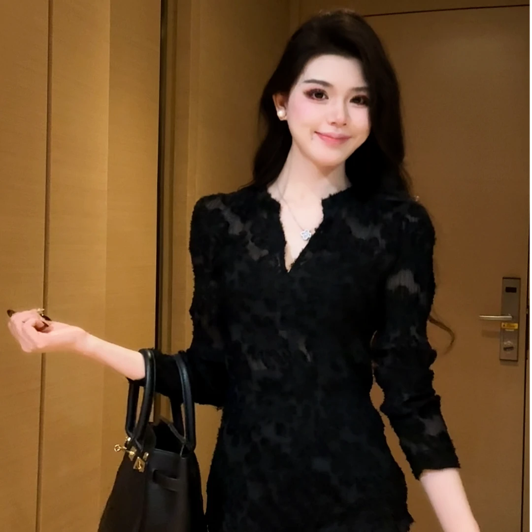 【黑茶恋人】网红气质时尚设计感洋气蕾丝提花微透长袖上衣9801款