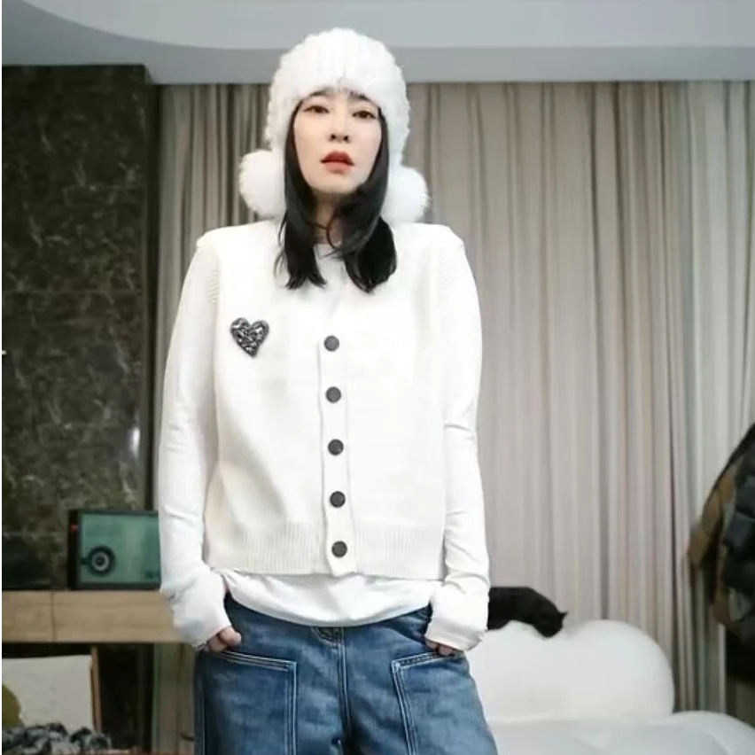 infobyfive2025秋冬新款V领扣子开衫爱心针织毛衣马夹马甲2DL1308
