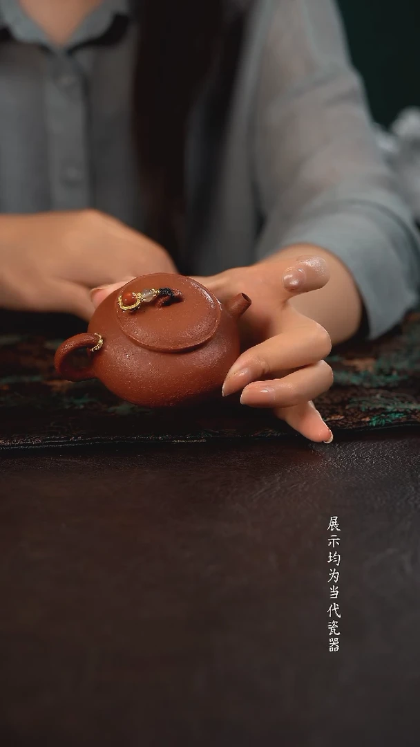 110c伟壶朱泥小泡壶 鸿运当头