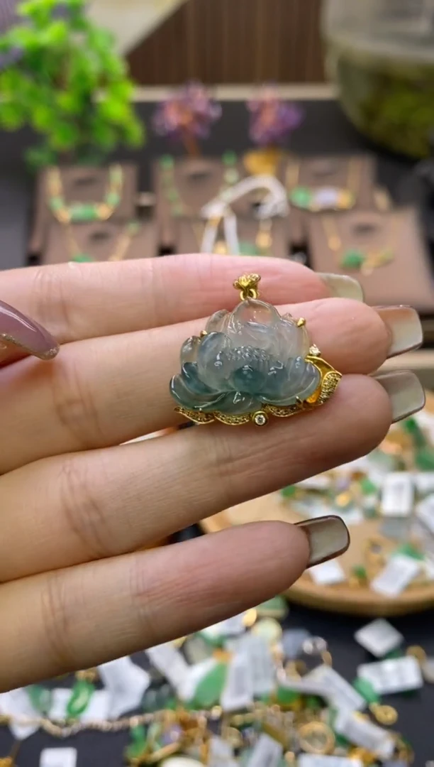 翡翠18K金镶嵌颈饰花花吊坠13655