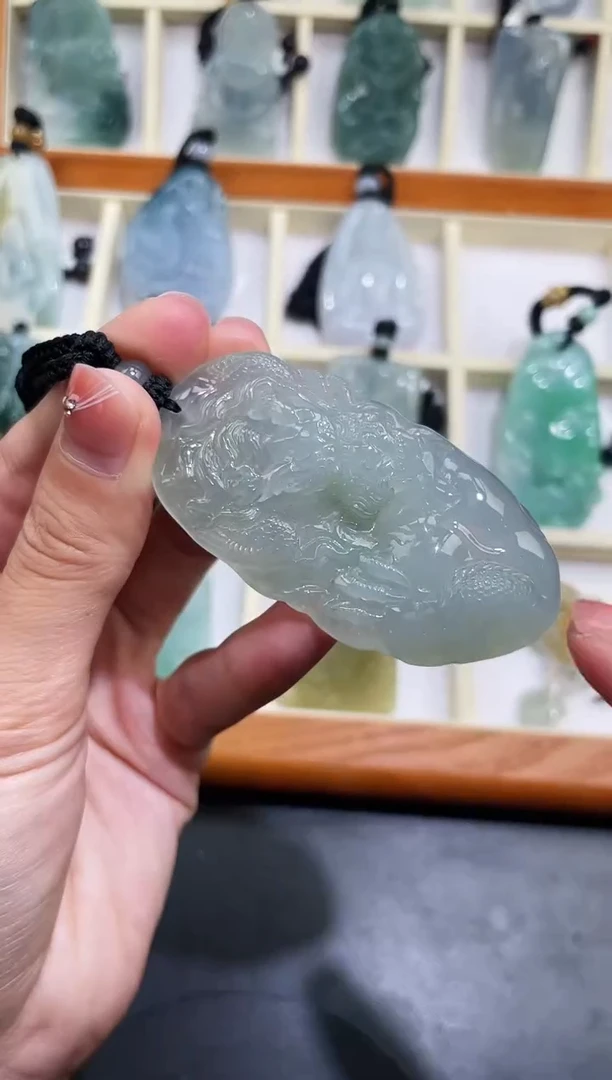 颈饰未镶嵌翡翠龙牌