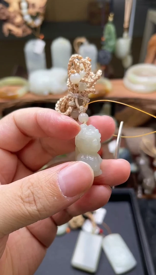 【闪购商品】和田玉吊坠未镶嵌且末青白 小龙人多样性发一