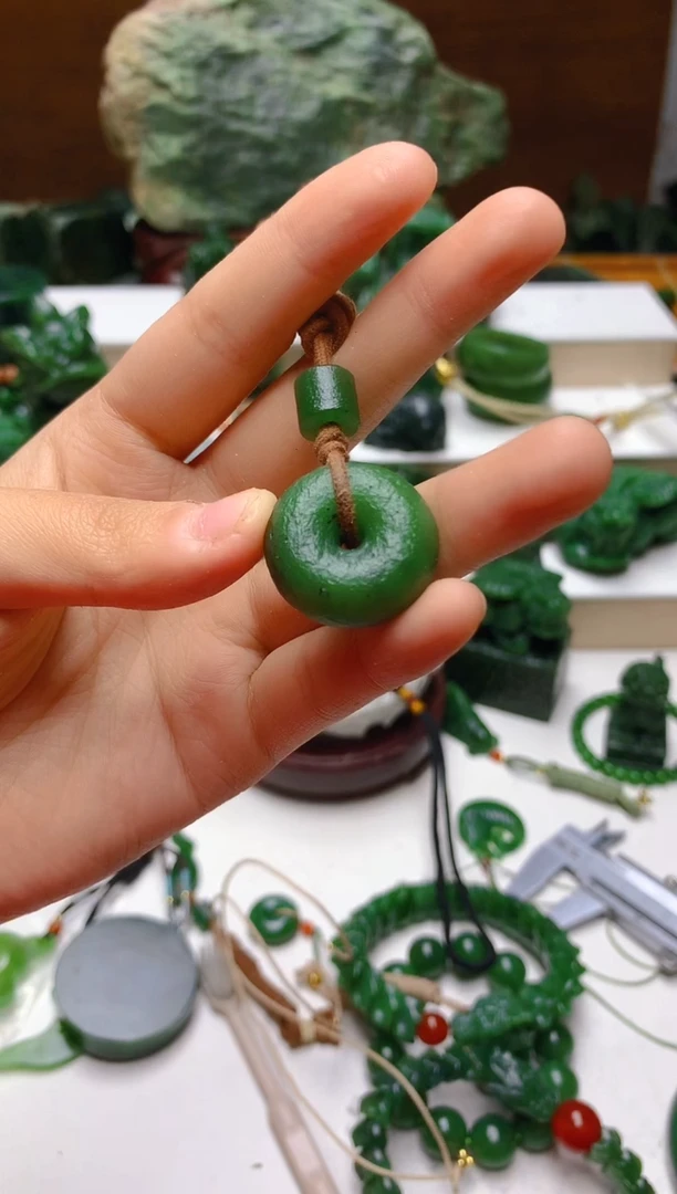 颈饰未镶嵌和田玉（碧玉）1