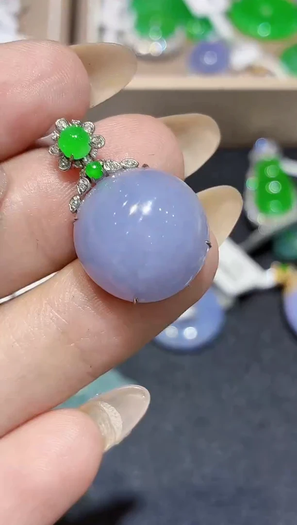 颈饰18K金镶嵌翡翠天然A货翡翠