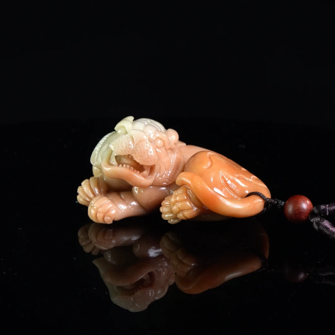 Lot.23.寿山石李红善伯虎虎生威手把件162.2克7.4x5.5x4cm