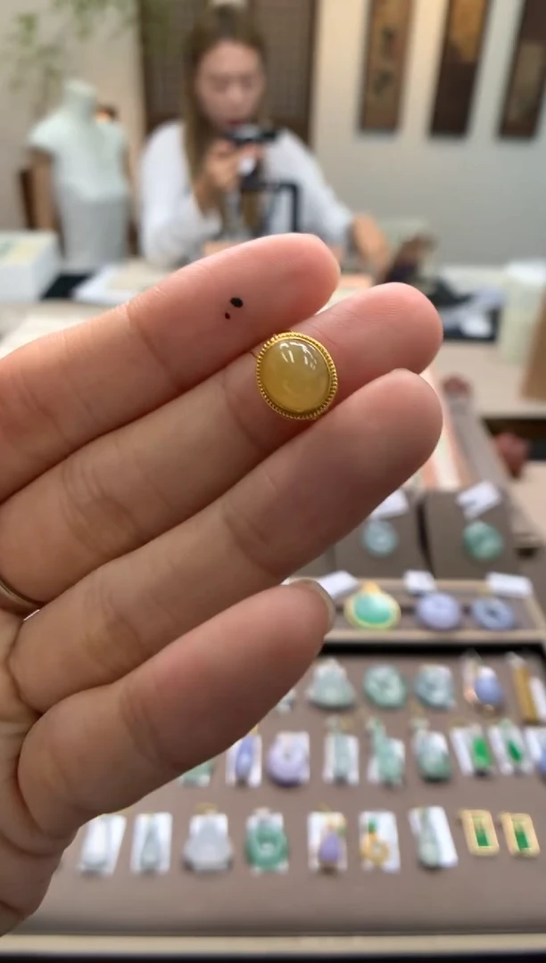颈饰18K金镶嵌翡翠蛋面