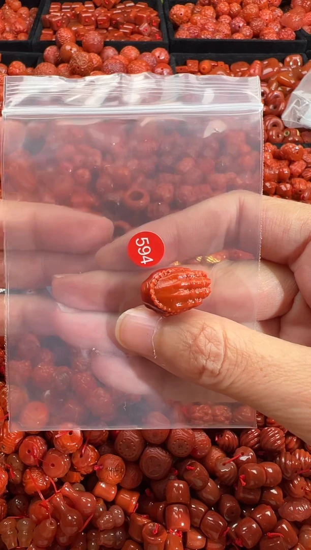 南红玛瑙未镶嵌颈饰1
