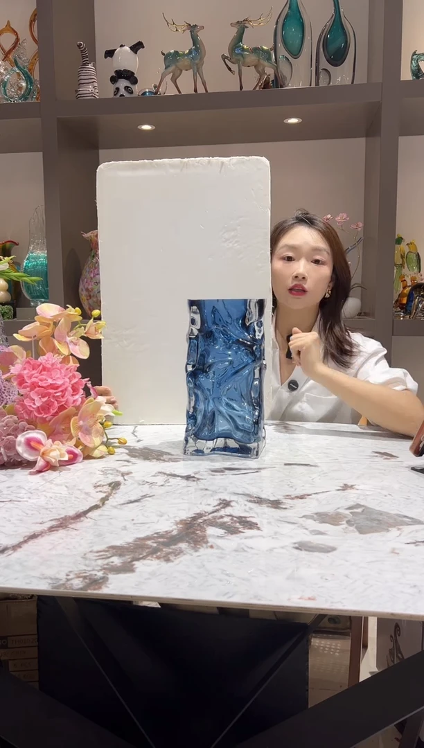 设计师款蓝色花瓶