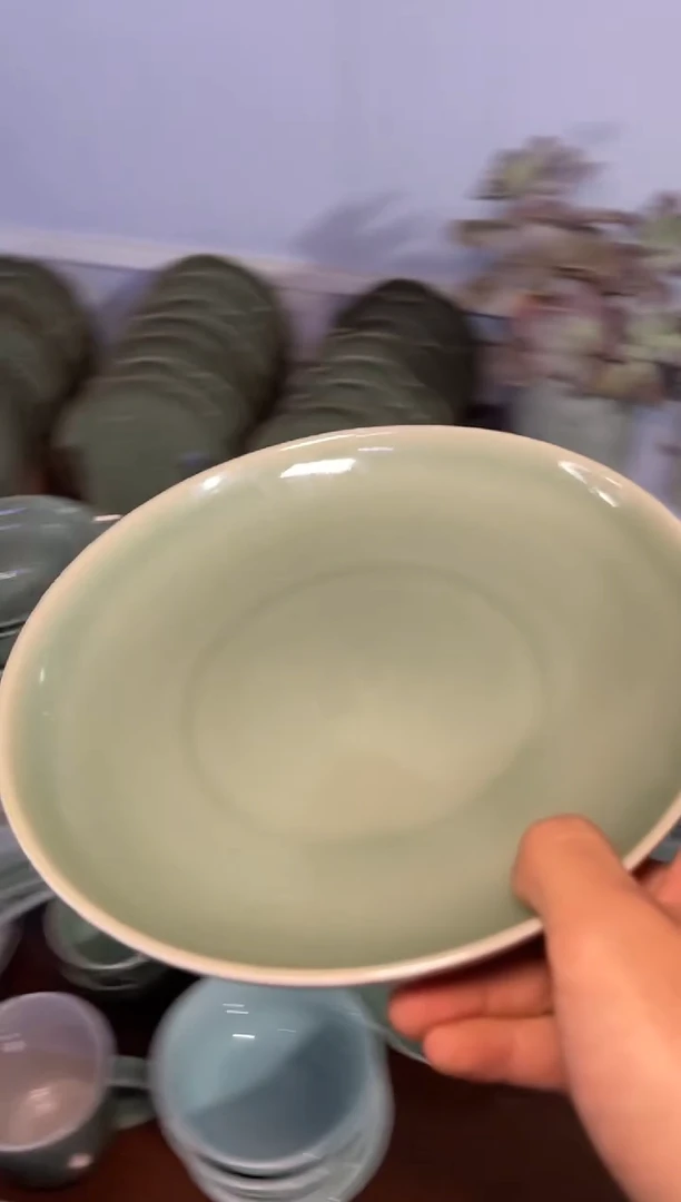 瓷微瑕橄榄绿素面盘一只