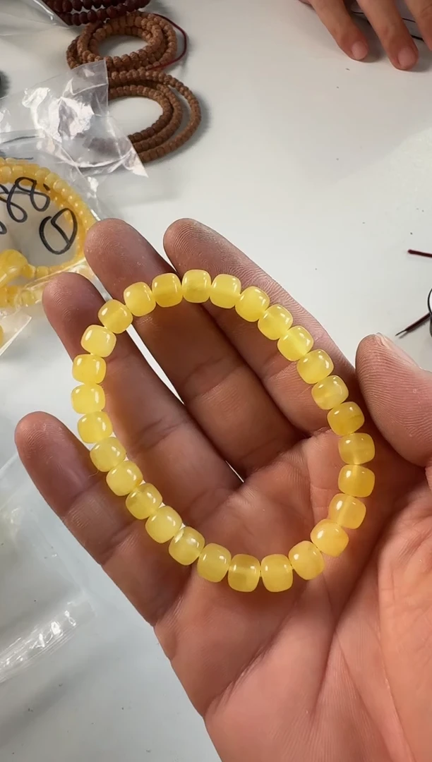 未镶嵌蜜蜡裸石多样性发货发其中一个-7.6g