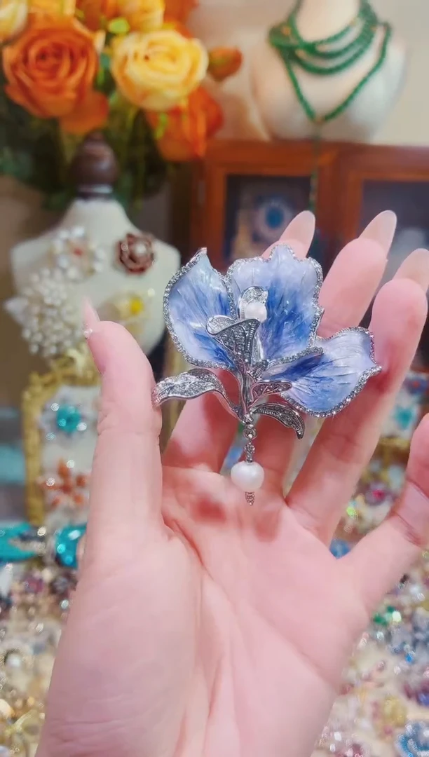 合成立方氧化锆铜合金淡蓝色吊坠
