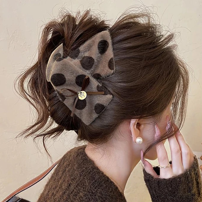 奶咖慕斯~三角抓夹女波点毛绒鲨鱼夹2025新款大号盘发夹秋冬发饰
