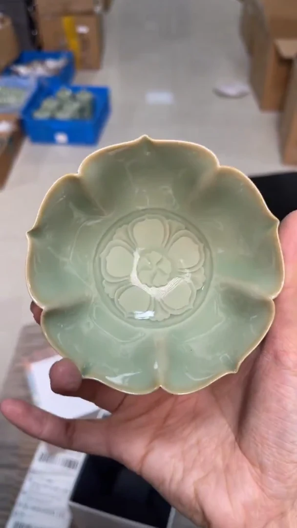 陶瓷纯手工月白釉宝相花出筋花形盏