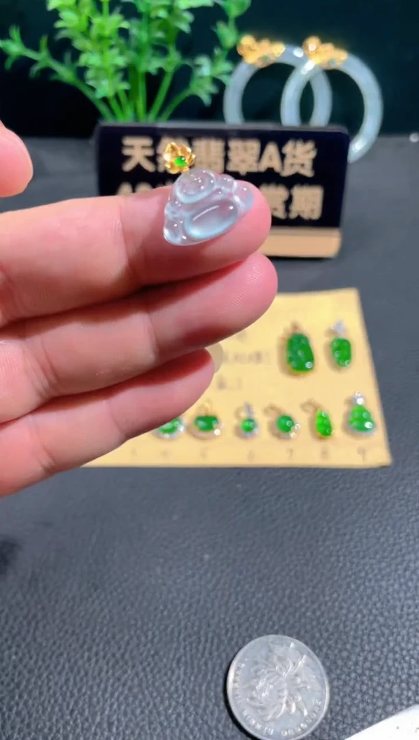 翡翠18K金镶嵌颈饰翡翠