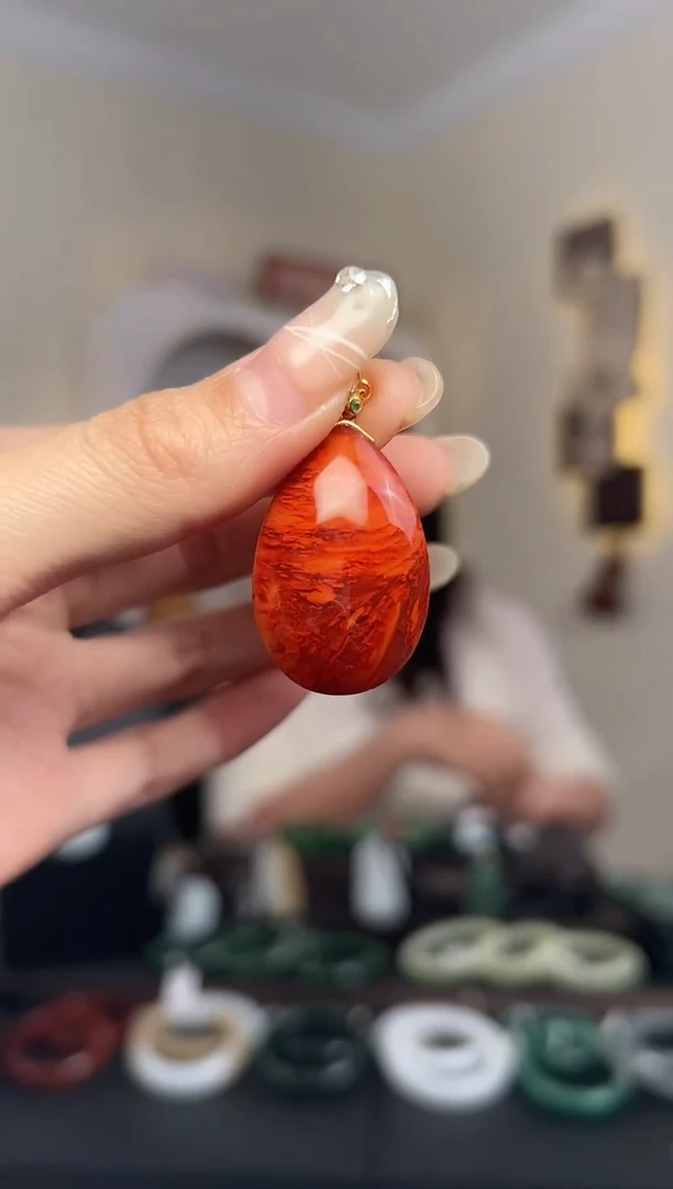 颈饰18K金镶嵌南红玛瑙df 111501   33*21*10