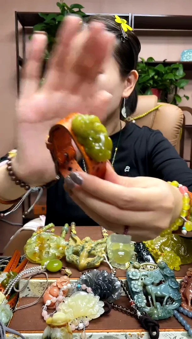 未镶嵌岫玉颈饰多样性发货发其中之一