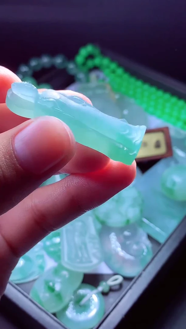 未镶嵌定制翡翠往****?翡翠毛货定制