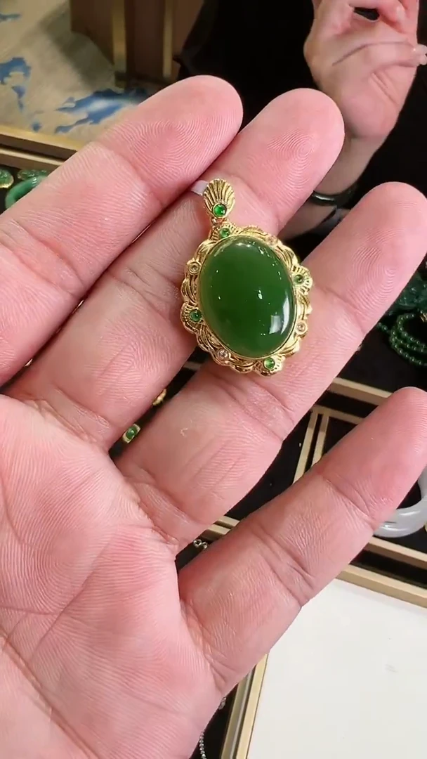 吊坠(不含链)18K金镶嵌和田玉蛋面吊坠多样性发一Y14152