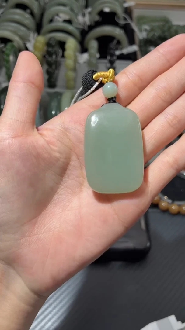 吊坠(不含链)未镶嵌和田玉且末近矿青白微色差无事牌