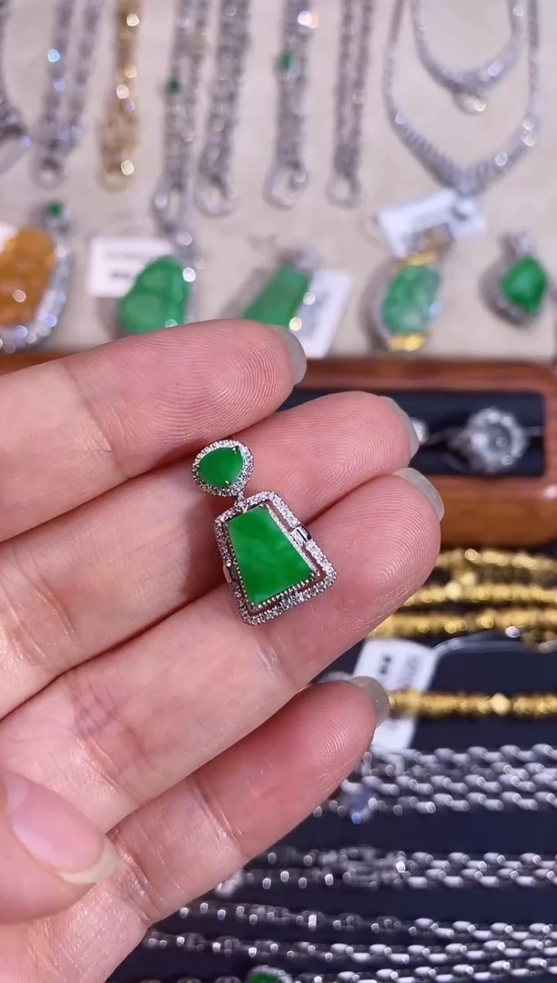 翡翠18K金镶嵌颈饰吊坠