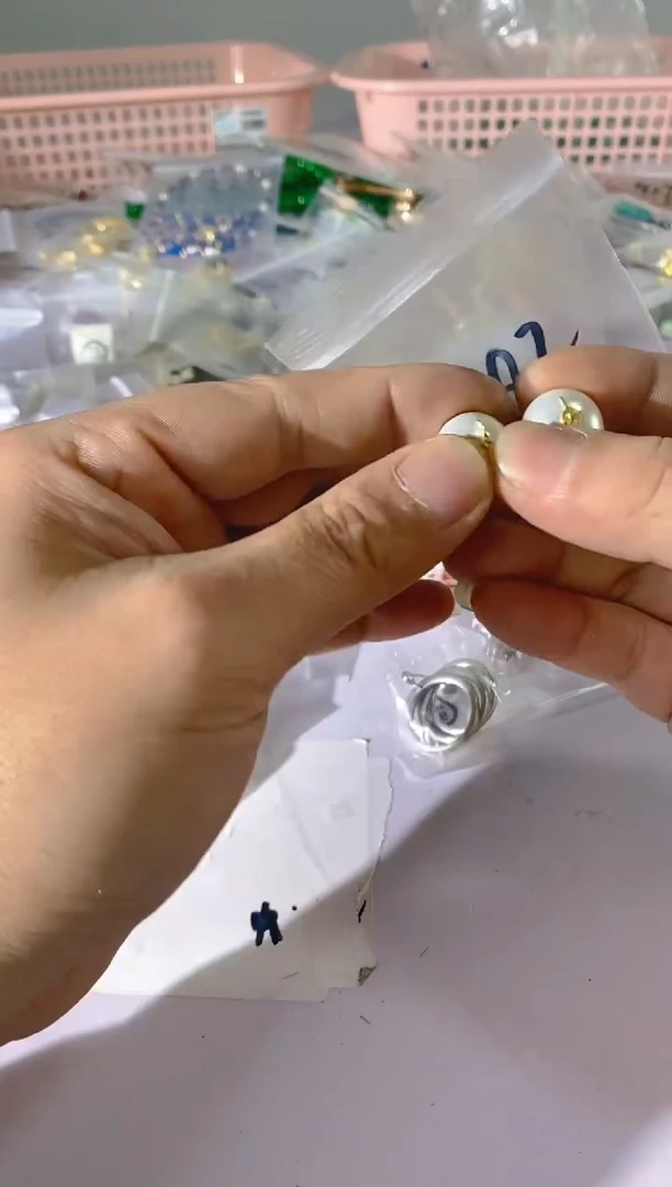 【闪购商品】水晶颈饰银S925镶嵌X82红宝，蓝宝，多样性发一件赠链