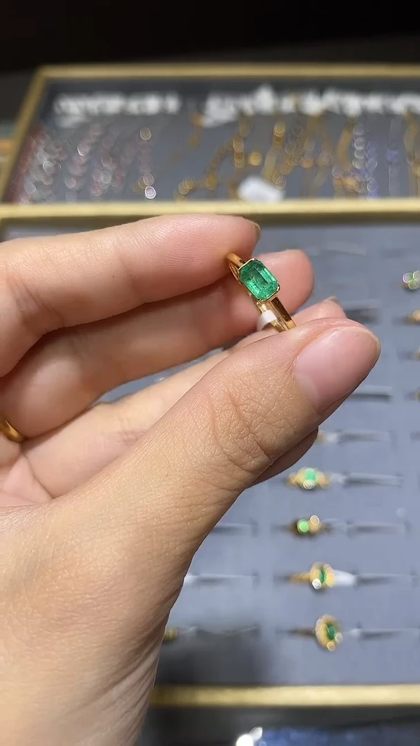 18K金镶嵌戒指祖母绿