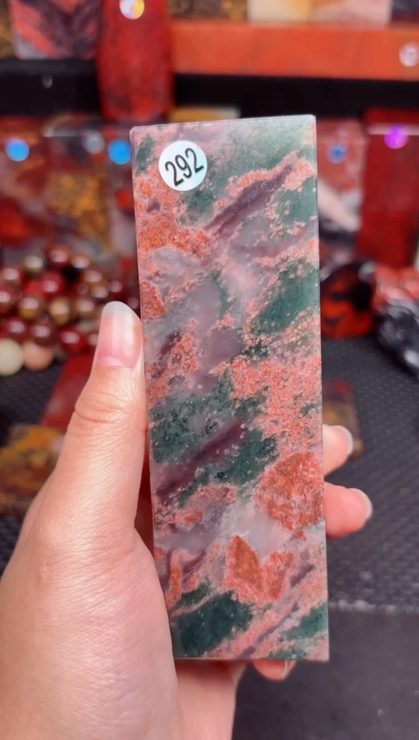 玉G***e桂林鸡血玉印章摆件292