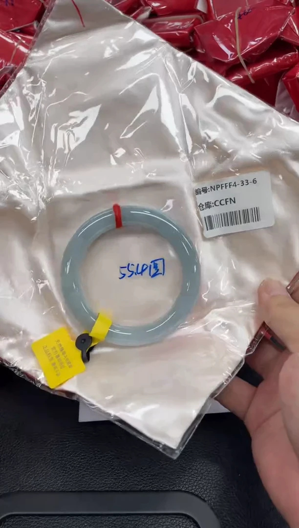 翡翠手镯未镶嵌翡翠手镯