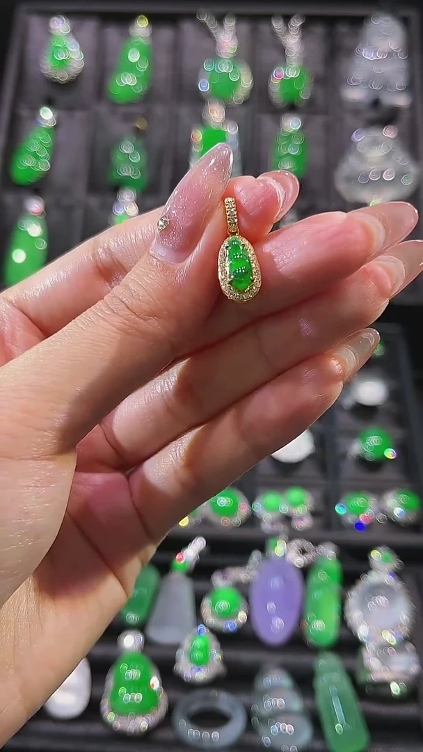 颈饰18K金镶嵌翡翠吊坠