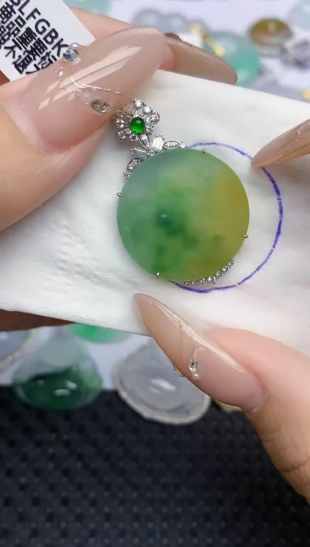 颈饰18K金镶嵌翡翠96   天然翡翠A货  百元以上9米证书费自理