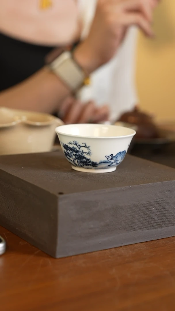 微瑕 青花牧牛杯..