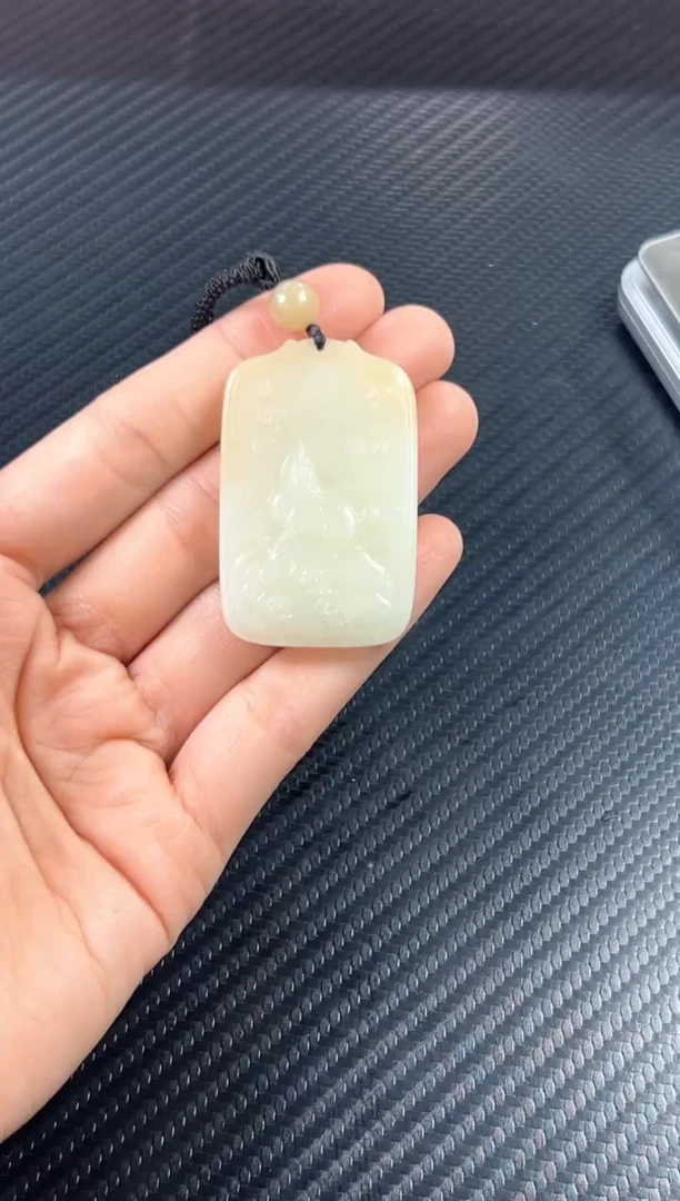 吊坠(赠链)未镶嵌和田玉且末微色差迪克兰二细