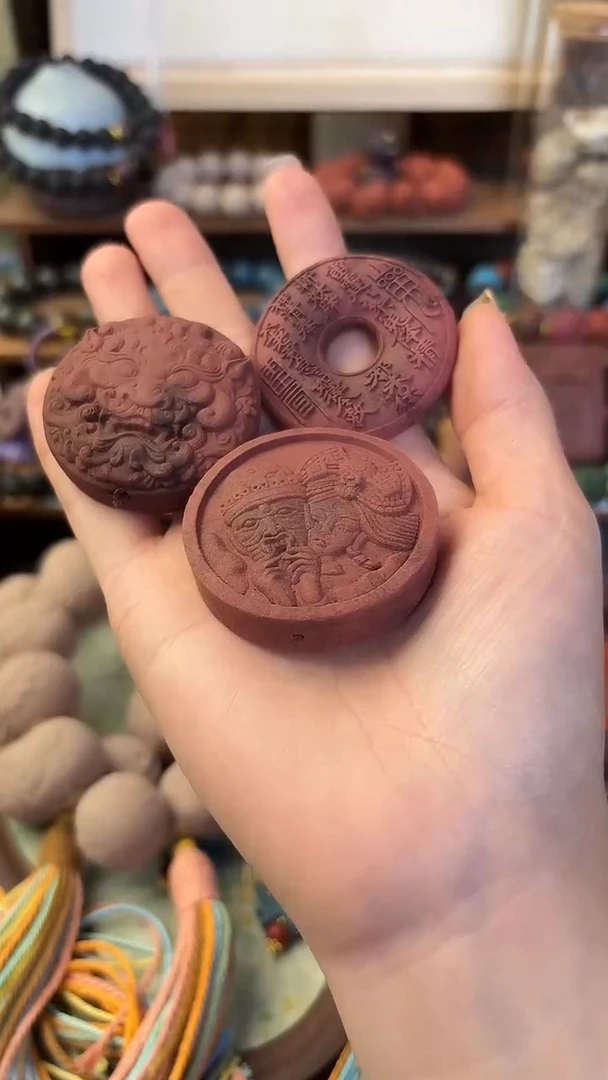 泥塑龙麝天香香牌一套三个
