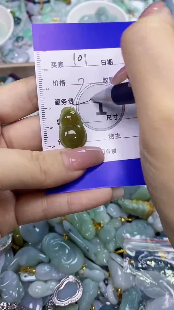 翡翠未镶嵌颈饰天然翡翠吊坠！