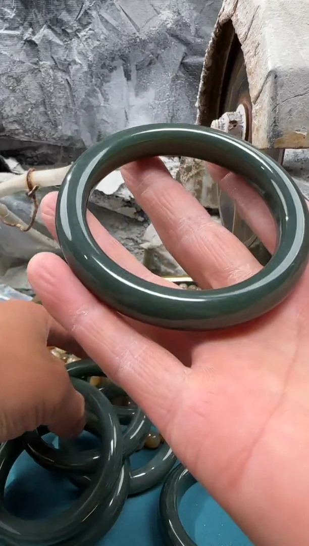 和田玉未镶嵌颈饰手镯