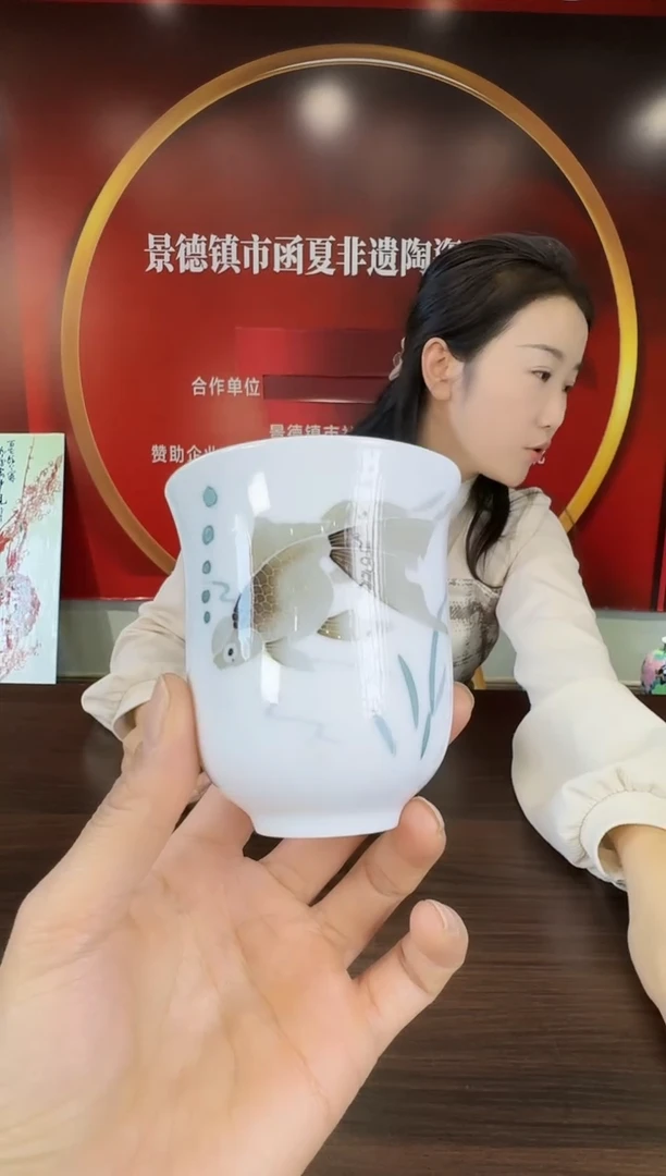 瓷068函夏非遗釉下五彩墨彩金鱼手握杯