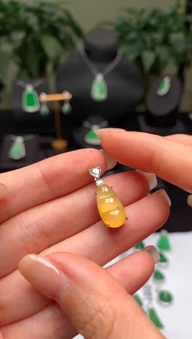 颈饰18K金镶嵌翡翠福豆