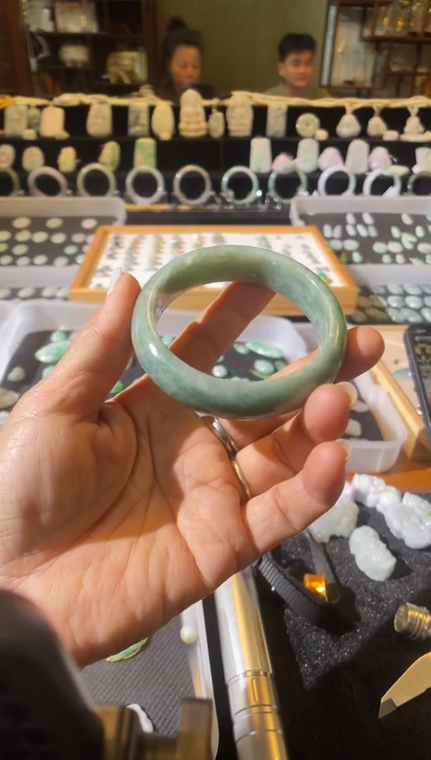 未镶嵌手镯翡翠糯种手镯