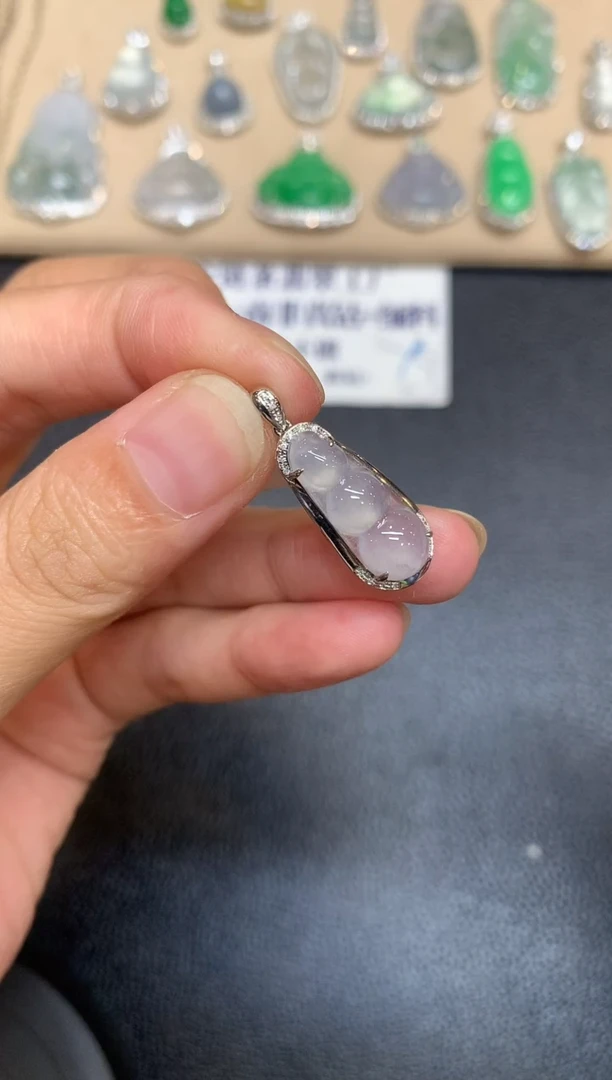 颈饰18K金镶嵌翡翠福豆【无服务费【48小时鉴赏期】
