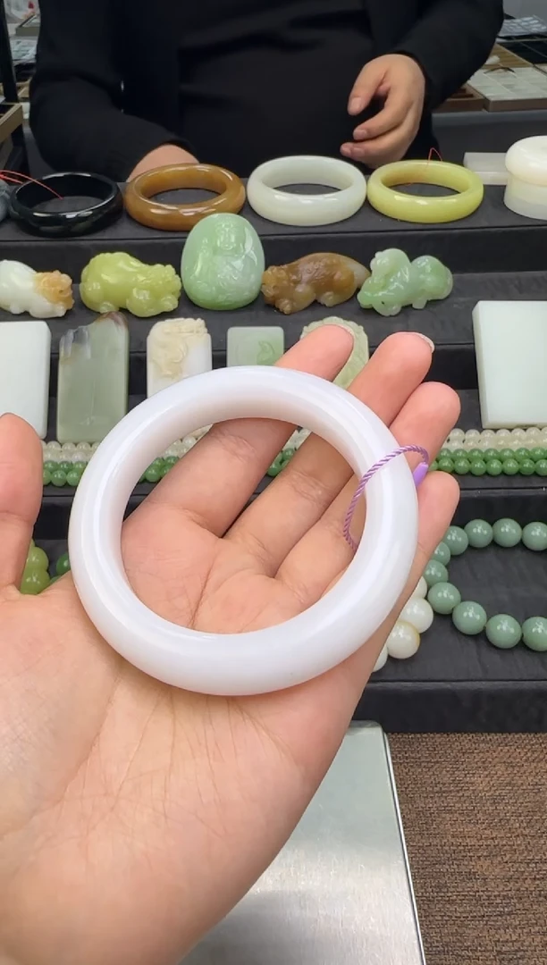 未镶嵌手镯和田玉爱****芳手镯