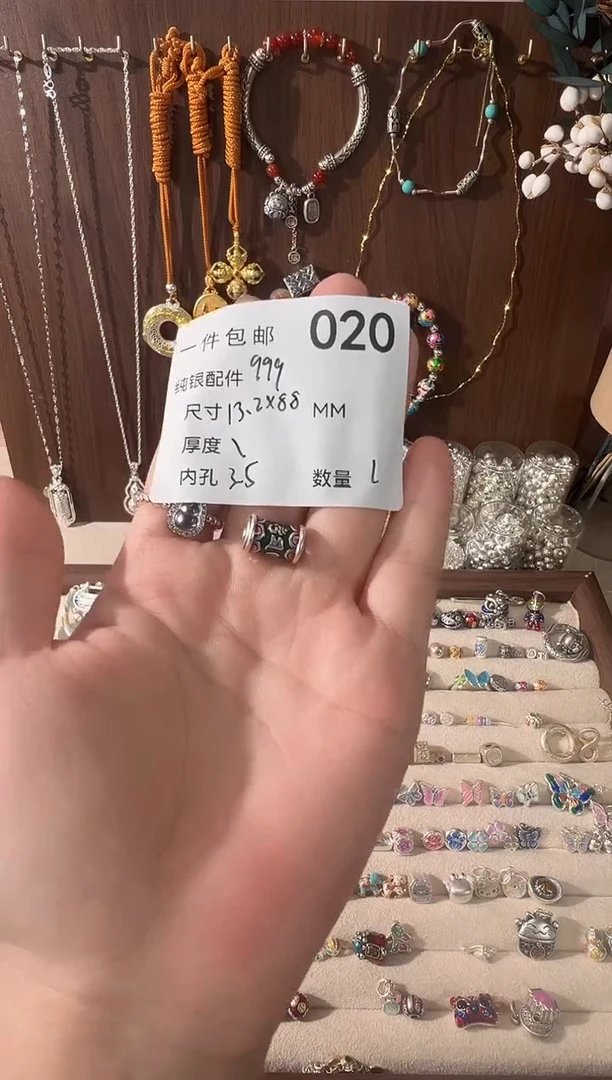 无足银珐琅彩绿色粉边六字真言桶珠