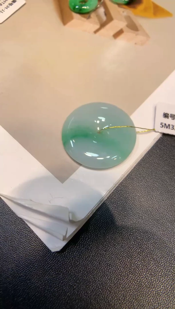 颈饰未镶嵌翡翠平安扣