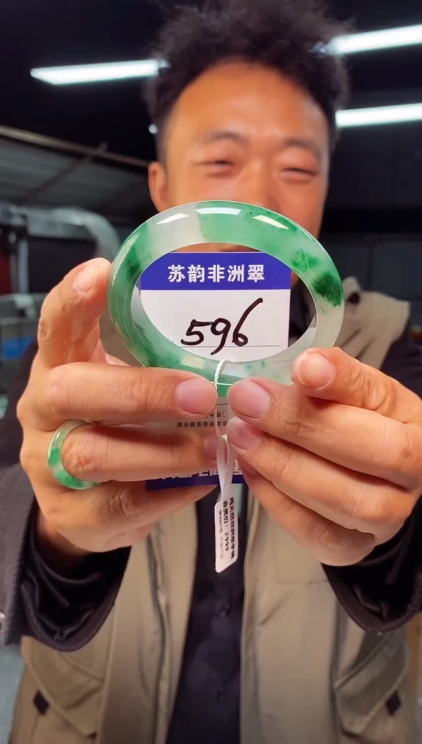 未镶嵌手镯石英质玉（非洲翠）59+